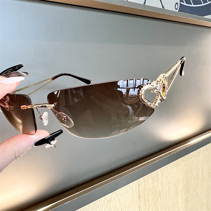 Vintage Fashion Glasses - แว่นกันแดดทรงแคทอายแบบไร้กรอบ รุ่นใหม่ ดีไซน์เมอร์คิวรี่ พร้อมโลหะรูปหัวใจแบบโปร่ง สไตล์ Y2K