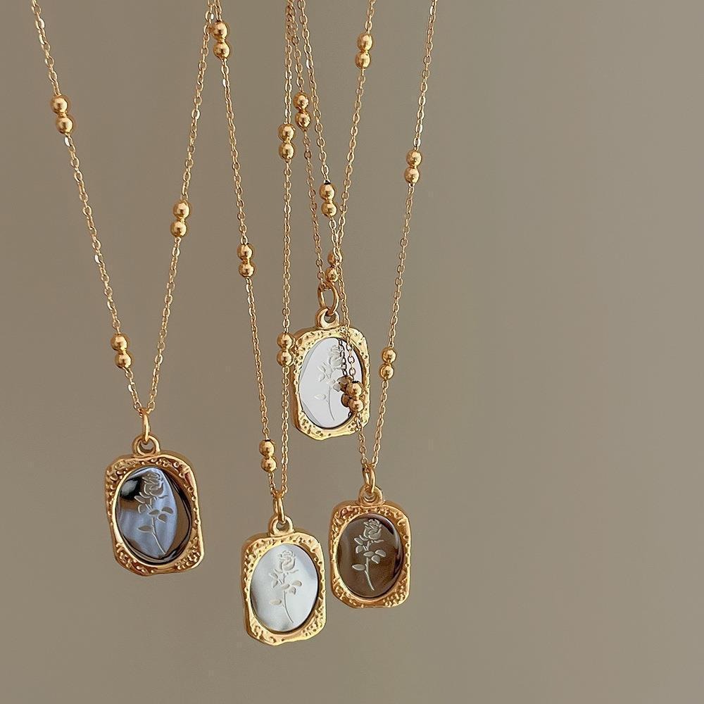 Vintage Fashion Tags - สร้อยคอจี้รูปดอกกุหลาบสลักลายวินเทจสำหรับผู้หญิง ชุบทอง พร้อมจี้ทรงเหลี่ยมแบบตอกลาย สายสร้อยประดับลูกปัด เครื่องประดับแฟชั่น ของขวัญสุดฮิต