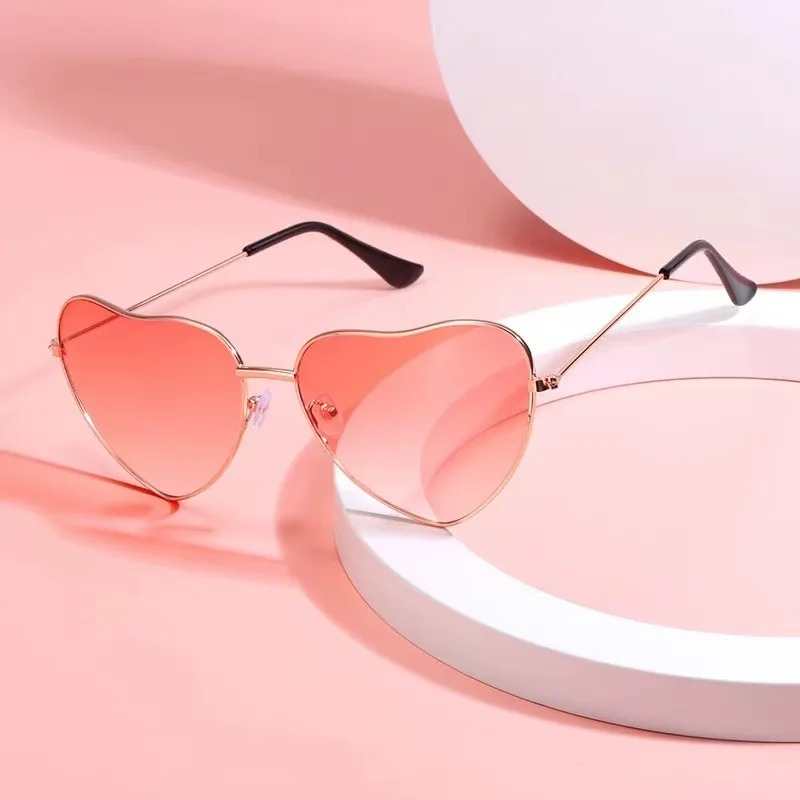 Vintage Fashion Glasses - แว่นกันแดดทรงหัวใจโลหะ แฟชั่นวินเทจ ทันสมัย เหมาะสำหรับถ่ายรูปแนวสตรีท แว่นตาแฟชั่นทรงแปลกตา สีชมพู